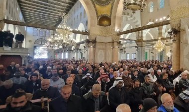 Terör rejiminin engellerine rağmen Mescid-i Aksa'da onbinler Cuma namazını eda etti