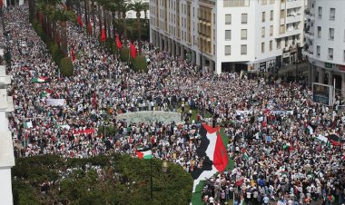 Fas'ta binlerce kişi Gazzelilerin açlıktan kurtarılması talebiyle gösteri düzenledi