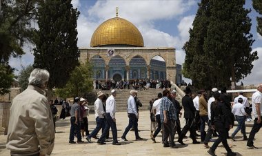 Onlarca fanatik işgalci Yahudi Mescid-i Aksa'ya baskın düzenledi