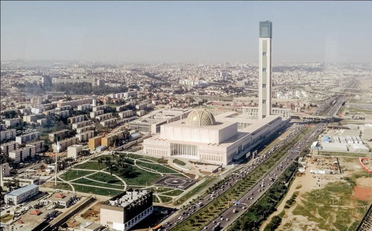 Dünyanın en büyük camilerinden Cezayir Ulu Camii'nde ilk cuma namazı kılındı