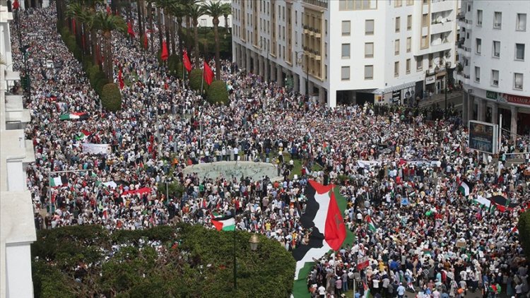 Fas'ta binlerce kişi Gazzelilerin açlıktan kurtarılması talebiyle gösteri düzenledi