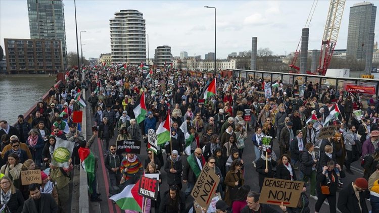 Londra'da on binlerce kişi, "Gazze'de ateşkes" çağrısıyla sokaklara indi