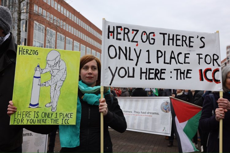 İşgalci İsrail'in Cumhurbaşkanı Herzog, Hollanda'da protesto edildi