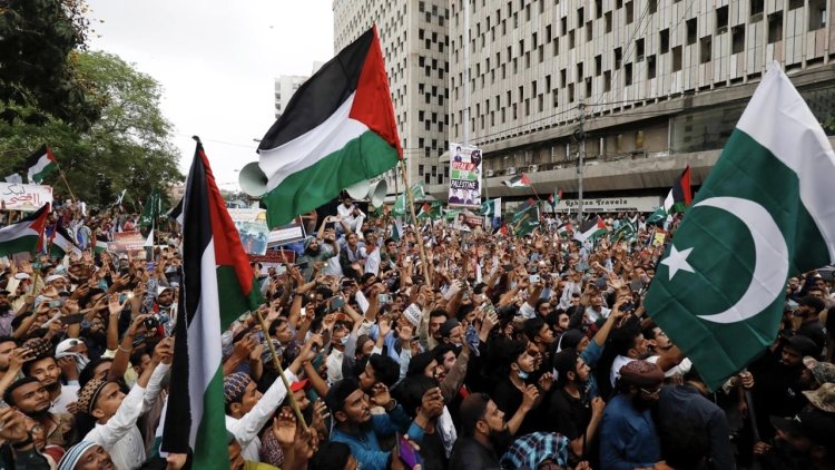 Pakistan'da binlerce kişi, "Gazze'deki soykırımının son bulmasını" talebiyle gösteri yaptı