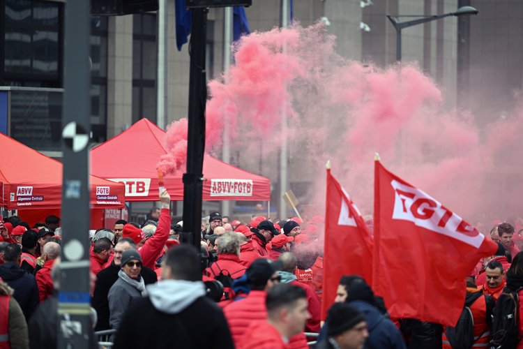 Brüksel'de işçiler kemer sıkma politikalarını protesto etti