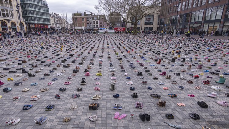 Hollanda'da, Gazze'de katledilen çocuklar anısına binlerce ayakkabı sergilendi