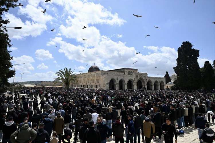 Tüm engellemelere rağmen onbinlerce Filistinli ramazan ayının ikinci cuma namazı için Mescid-i Aksa'ya akın etti