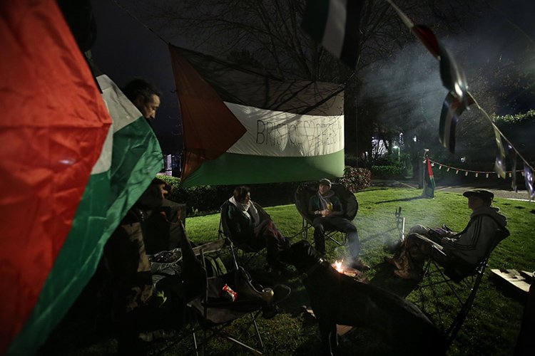 İngiltere'de Filistin destekçisi aktivistler terör rejimine ait silah şirketi önünde çadır kurdu