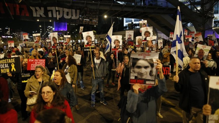 Tel Aviv’de binlerce protestocu katil Netanyahu'ya istifa ve erken seçim çağrısı yaptı