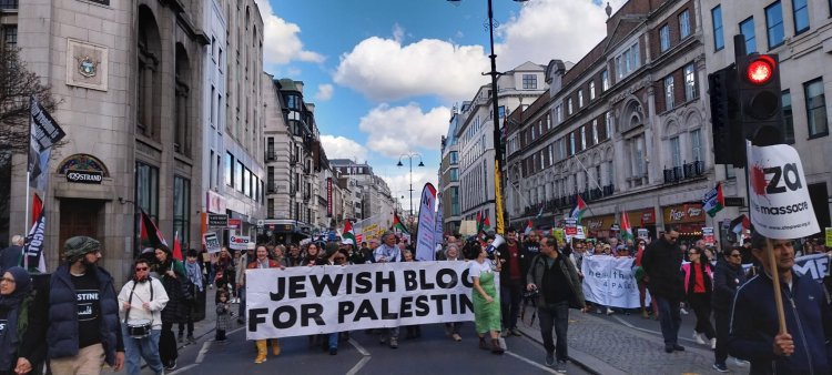 İngiltere'de yüz binlerce kişi Gazze'de için ulusal yürüyüş düzenledi