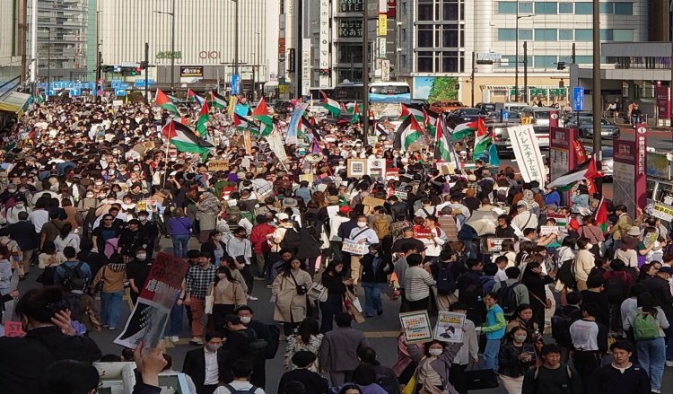 Tokyo'nun ana ulaşım merkezlerinden Şincuku'da "İşgalci İsrail'in Gazze saldırıları" protesto edildi