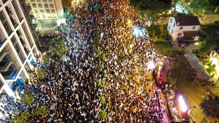 Tel Aviv’de toplanan binlerce kişi, Netanyahu'ya istifa ve esirlerin salıverilmesi çağrılarını yineledi
