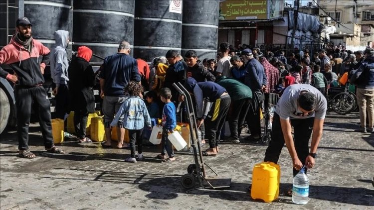 Gazzeliler, bir yudum su içebilmek için uzun saatler kuyrukta bekliyor