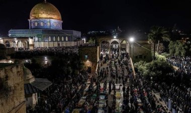 Filistin'de 200 bin Müslüman, Kadir Gecesi’ni Mescid-i Aksa’da ihya etti