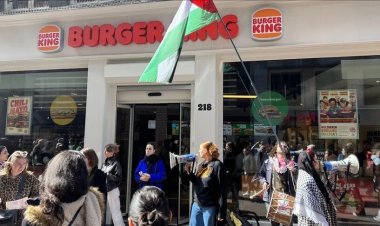 Hollanda'da Burger King şubeleri önünde toplanan gruplar İşgalci İsrail'i protesto etti