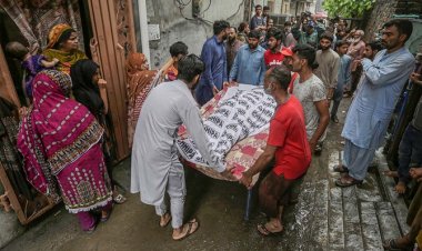 Pakistan'da etkili olan muson yağmurlarının yol açtığı sellerde ölenlerin sayısı 72'ye çıktı