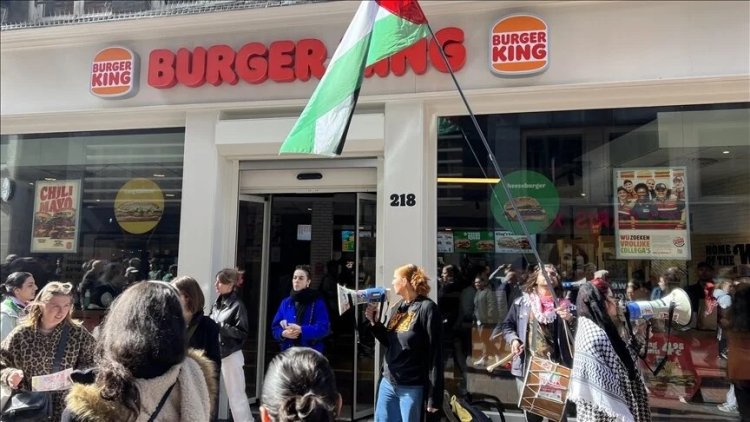 Hollanda'da Burger King şubeleri önünde toplanan gruplar İşgalci İsrail'i protesto etti