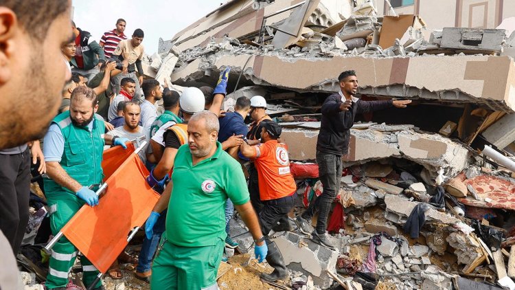 Gazze'de enkaz altında kalan naaşları çıkarma çalışmaları devam ediyor
