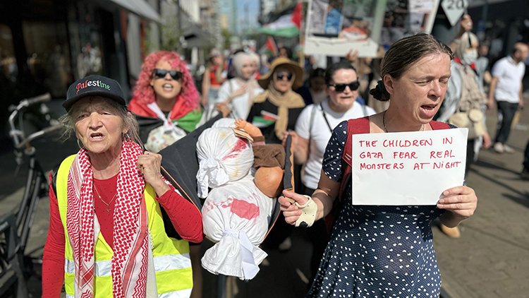 Hollanda'da Anneler Günü'nde Filistinli anneler için destek yürüyüşü