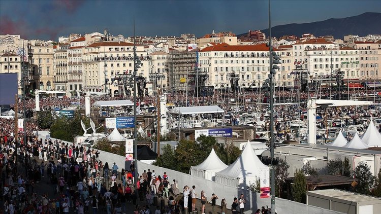 Fransa'da Olimpiyat meşalesinin yolculuğu protestolara sahne oluyor