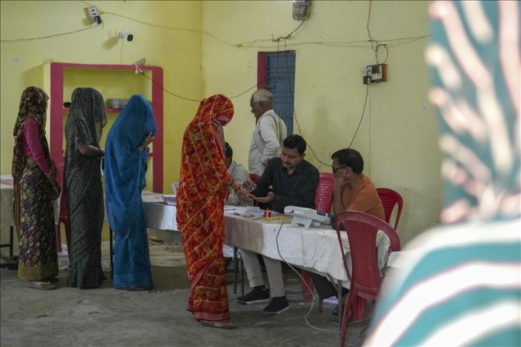 Hindistan'da genel seçimlerin 5. aşamasında oy verme işlemi başladı