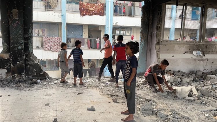 Refah'tan göç etmek zorunda kalan Filistinliler yıkık dökük okullara yerleşiyor