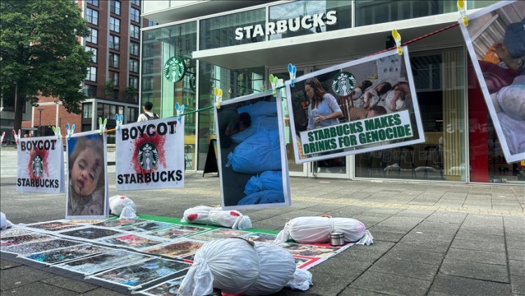 Hollanda'da bir araya gelen gruplar, Starbucks şubelerinin önünde İşgalci İsrail'i protesto etti