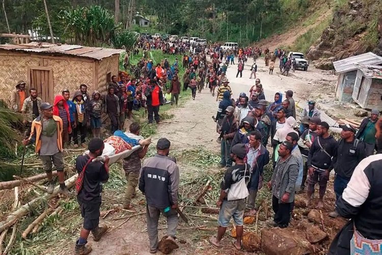 Papua Yeni Gine'deki heyelanda toprak altında kalanların sayısı 2 bini geçti