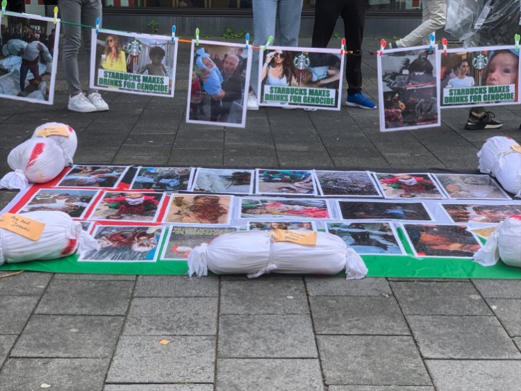 Hollanda'da Starbucks şubelerinin önünde işgalci rejim protesto edildi