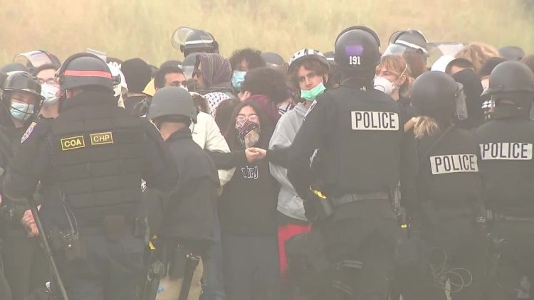 California Santa Cruz Üniversitesi'nde protestocu öğrencilere polis müdahalesi