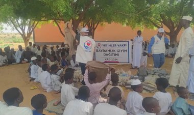 Yetimler Vakfı Çad'da yetim çocuklara bayramlık hediye etti