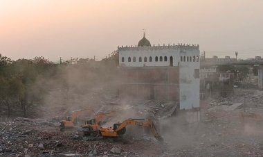 Hindistan'daki Cennetül Firdevs camisi yıkıldı