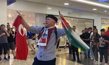 Gazze için aylardır tek başına eylem yapıyor