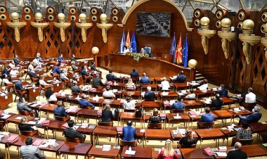 Kuzey Makedonya'da yeni hükümet güvenoyu aldı