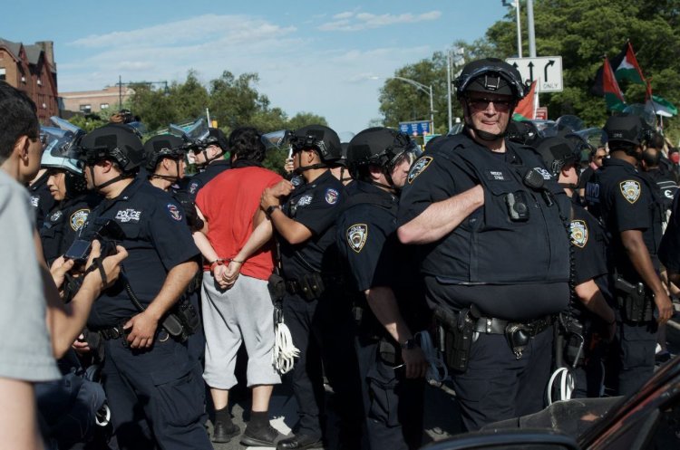 New York polisinin Filistin destekçisi gösterilerdeki tutumu giderek sertleşiyor