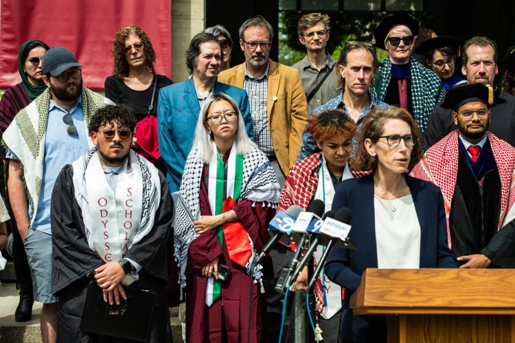 Chicago Üniversitesi'nin Filistin'e destek kampına katılan öğrencilere diploma vermemesi protesto edildi