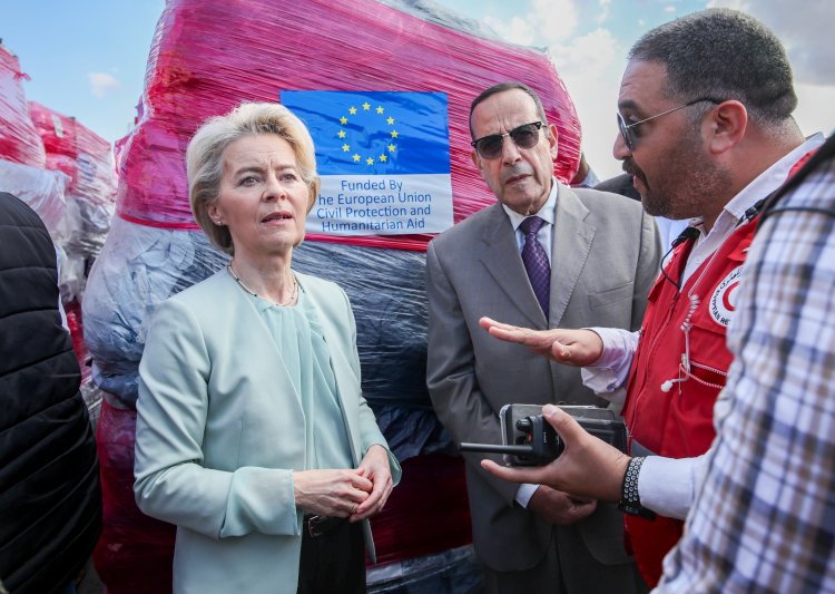 Leyen, "savaş suçlusu" sözleriyle protesto edildi