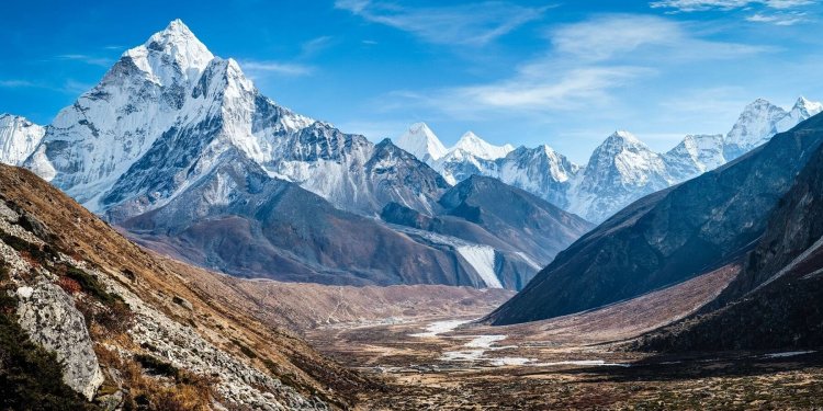 Himalayalar'da 11 ton çöp toplandı, 4 ceset bulundu