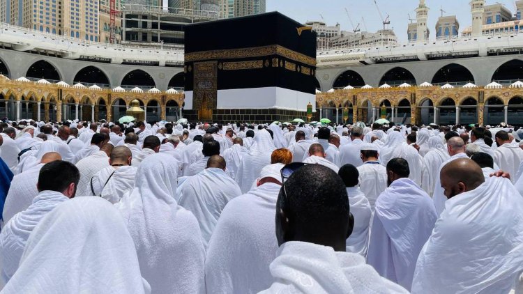 Yüzbinlerce hacı adayı, cuma namazını Mescid-i Haram'da kıldı