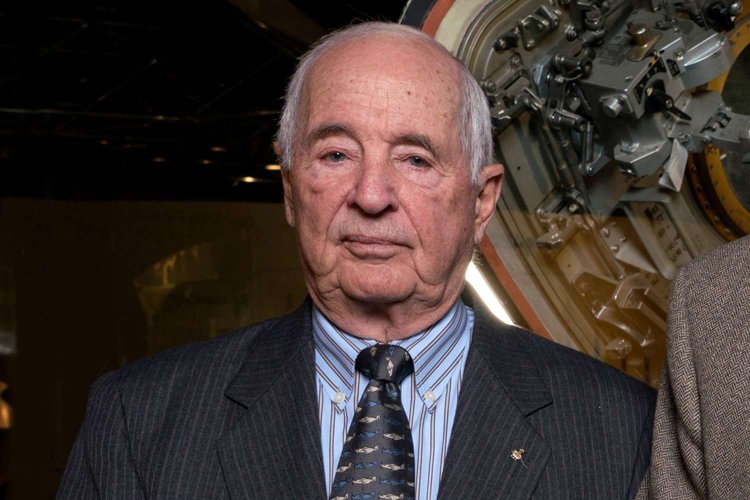 Uzaydan dünyanın ilk fotoğrafını çeken astronot uçak kazasında öldü