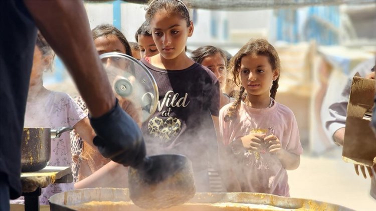 'Çocuklar açlıktan ölürken yardımlar Gazze'nin sınırlarına yığılıyor'