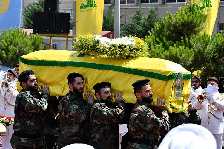 Hizbullah şehid olan saha komutanı için cenaze töreni düzenledi