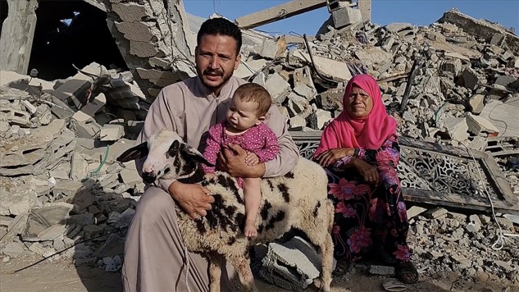 İşgale rağmen Gazze halkı, enkazın üzerinde kurbanlarını kesti