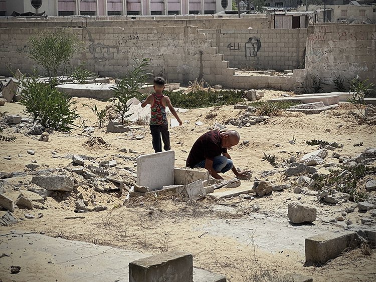 Gazzeliler Kurban Bayramı'nı şehidlerini ziyaret ederek karşıladı