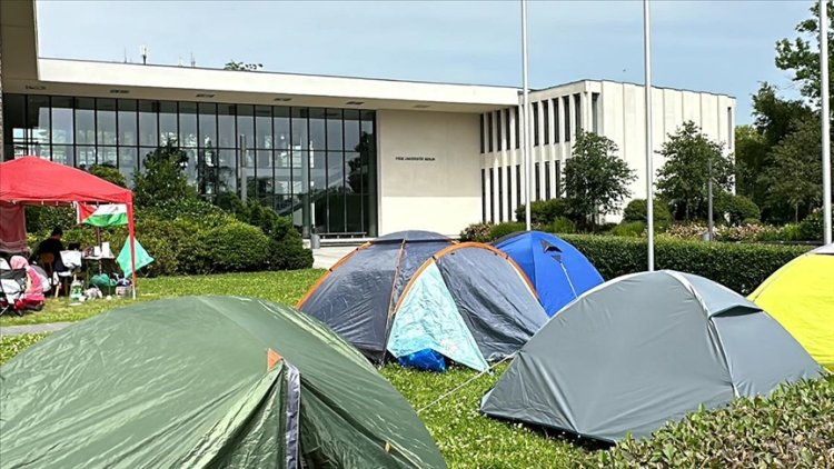 Filistin destekçisi öğrenciler, Hür Üniversitesi önünde kamp kurdu