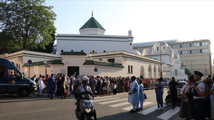 Paris Ulu Camii İslam’a yönelik siyasi ve medya saldırılarını protesto etti