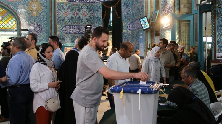 İran'da cumhurbaşkanı seçimi için oy verme süresi uzatıldı