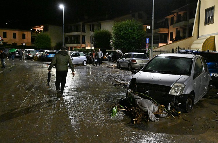 İtalya'da olumsuz hava koşulları, sel ve heyelanlara yol açtı