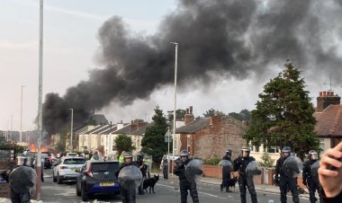 İngiltere'de aşırı sağcılar camiye saldırdı