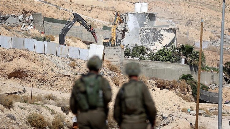 İşgalci İsrail, işgal altındaki Batı Şeria'da Filistinlilere ait iki evi yıktı